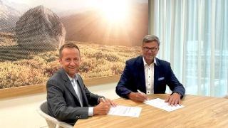 Christoph Bugnon, CEO Urner Kantonalbank (rechts) und Roland Christen, Mitglied der Geschäftsleitung von Weibel Hess & Partner freuen sich auf die Zusammenarbeit zum Wohl der Urnerinnen und Urner